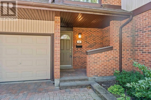 Living room - 18 - 1060 Walden Circle, Mississauga, ON L5J4J9 Photo 3