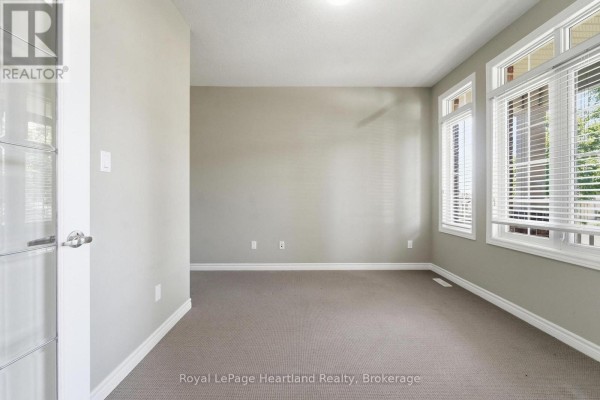 Living room - 18 - 518 Blue Jay Drive, London North, ON N5X0E4 Photo 5