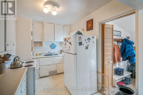Bedroom 3 - 18 A,b,c,d Valley Road, St  Catharines, ON L2S1Y6 Photo 5
