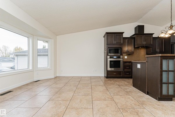 Family room - 18 Aberdeen Wy, Stony Plain, AB T7Z1K1 Photo 4