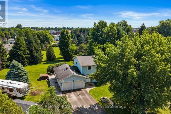 Living room - 18 Berg Crescent, North Grenville, ON K0G1J0 Photo 3