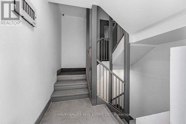 18 Cavell Avenue, Toronto, ON M8V1P2 Photo 5