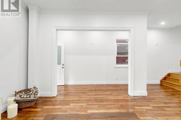 Kitchen - 18 Dentonia Park Avenue S, Toronto, ON M4C1W7 Photo 5