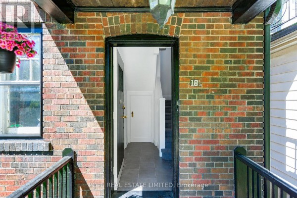 Living room - 18 Edgewood Avenue, Toronto, ON M4L3E6 Photo 4
