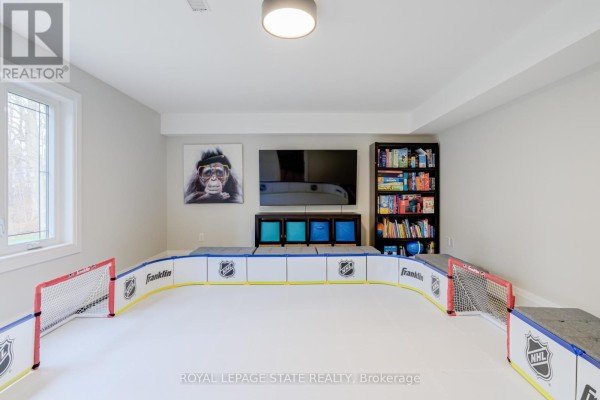 18 Elder Crescent, Hamilton, ON, photo 2