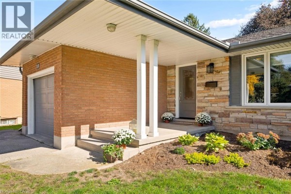 4pc Bathroom - 18 Evelyn Crescent, Kitchener, ON N2A1G9 Photo 5