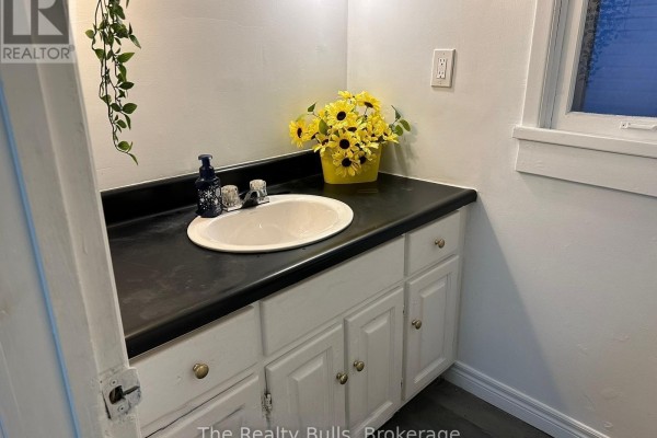 Bathroom - 18 Forks Road E, Welland, ON L3B5K1 Photo 5