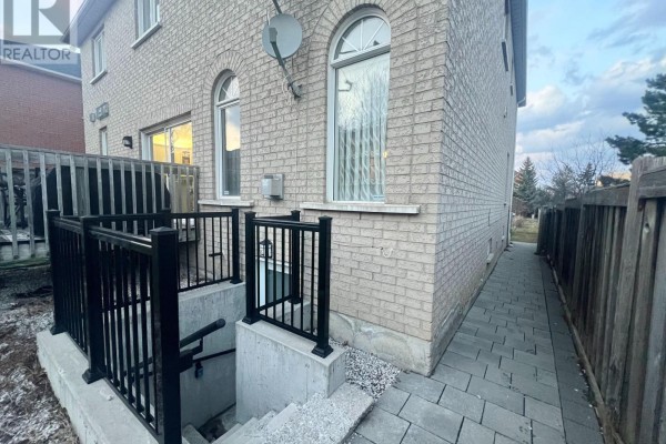 18 Fountain Court, Richmond Hill, ON L4S2K4 Photo 3