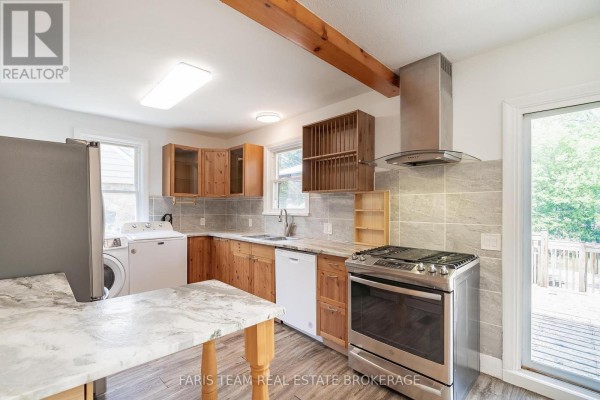 Kitchen - 18 Holgate Street, Barrie, ON L4N2T5 Photo 5