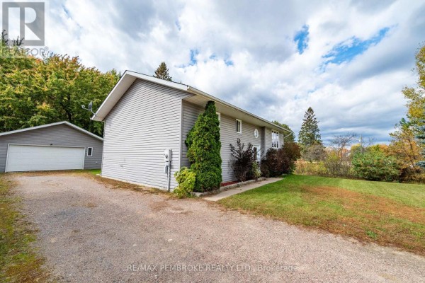 Primary Bedroom - 18 Joseph Street, Laurentian Hills, ON K0J1J0 Photo 4
