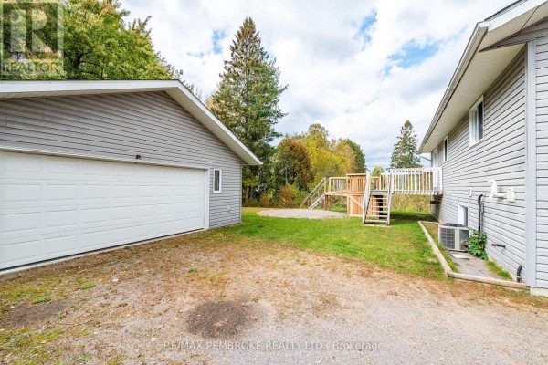 Bedroom 2 - 18 Joseph Street, Laurentian Hills, ON K0J1J0 Photo 5