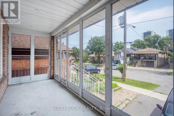 18 Maple Bush Avenue, Toronto, ON, photo 2