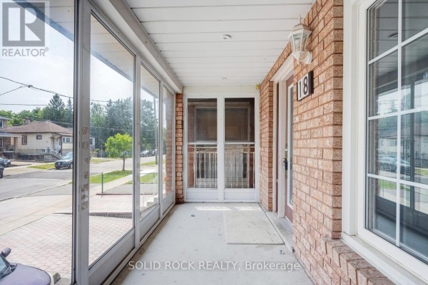 18 Maple Bush Avenue, Toronto, ON, photo 3