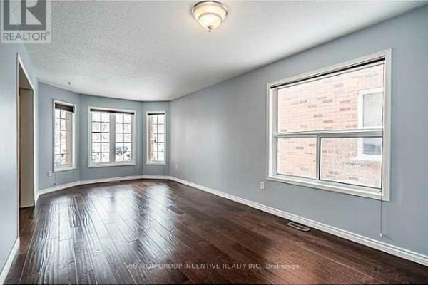 Living room - 18 Merganser Court, Barrie, ON L4N8W7 Photo 4