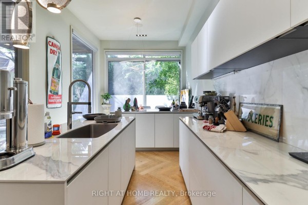 18 Mitchell Avenue, Toronto, ON, photo 3