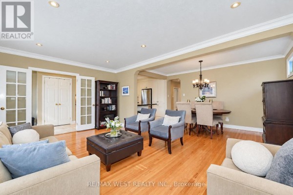 Living room - 18 Nashland Avenue, Toronto, ON M9B2V4 Photo 3