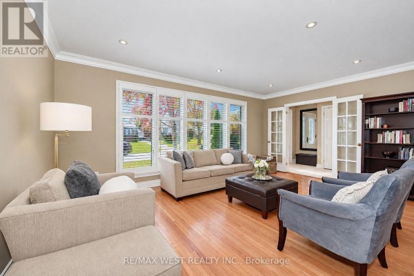 Dining room - 18 Nashland Avenue, Toronto, ON M9B2V4 Photo 4