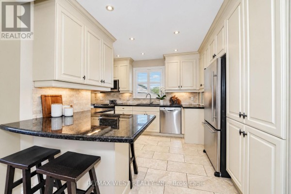 Kitchen - 18 Nashland Avenue, Toronto, ON M9B2V4 Photo 5