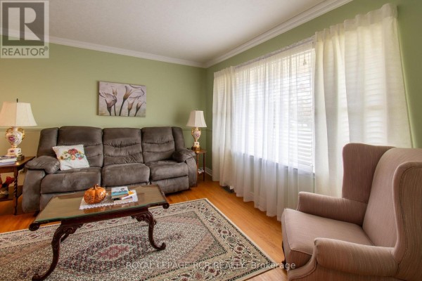 Kitchen - 18 Oak Street, Barrie, ON L4M3V2 Photo 5