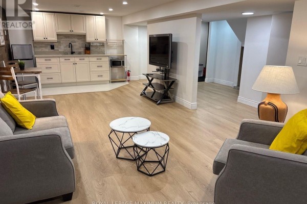 18 Richland Crescent, Toronto, ON M9C4C7 Photo 3