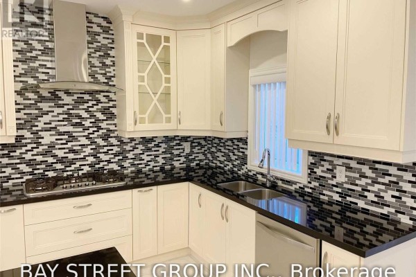 Kitchen - 18 River Forest Street, Markham, ON L3S4H4 Photo 4