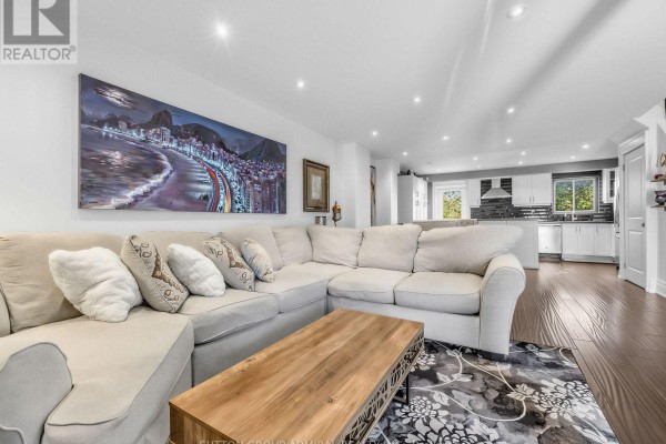 18 Riviera Drive, Vaughan, ON L4K2J1 Photo 5