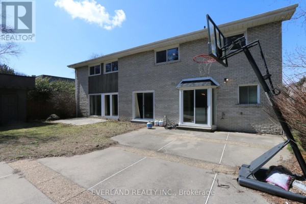 18 Silvergrove Road, Toronto, ON M2L2N6 Photo 4