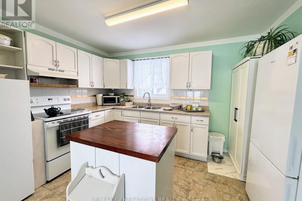Kitchen - 18 Swallow Drive, Manitouwadge, ON P0T2C0 Photo 3