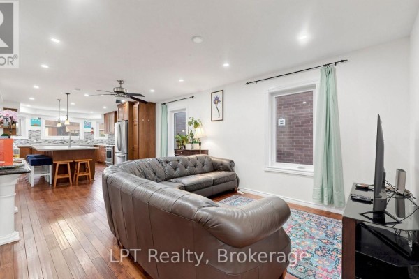 Bedroom 4 - 18 Tawn Crescent S, Ajax, ON L1Z1J1 Photo 4