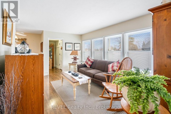 Living room - 18 Valley Road, St  Catharines, ON L2S1Y6 Photo 4