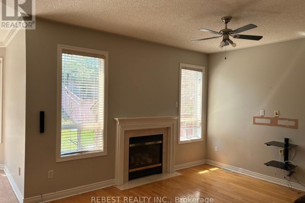 Kitchen - 18 Village Lake Crescent, Brampton, ON L6S6K2 Photo 5