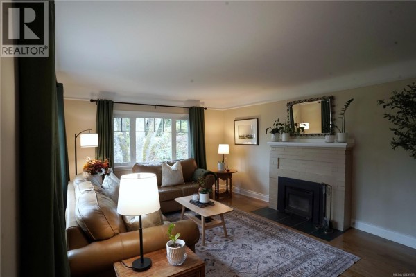 Family room - 180 Island Hwy, View Royal, BC V9B1G2 Photo 4