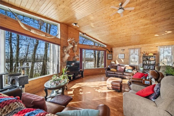 Living room - 18019 Pth 6 Highway, St Laurent, MB R0C2S0 Photo 3