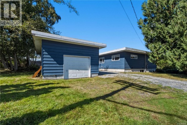 Living room - 1802 Peninsula Rd, Ucluelet, BC V0R3A0 Photo 2