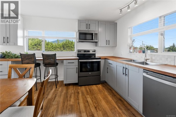 Ensuite - 1802 Peninsula Rd, Ucluelet, BC V0R3A0 Photo 5