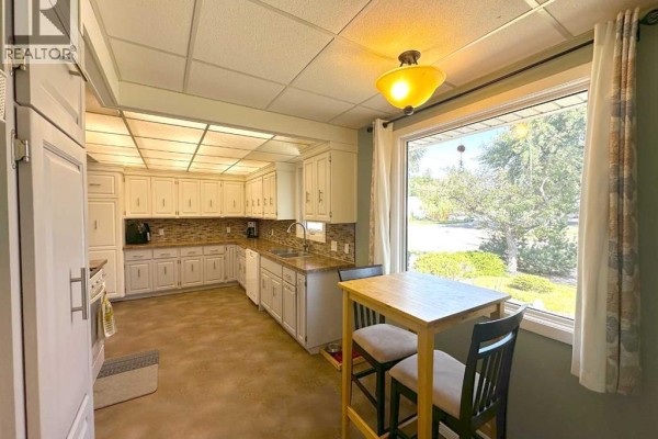 Living room/Dining room - 1806 13 Avenue S, Lethbridge, AB T1K0S2 Photo 5