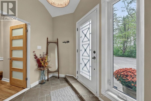 Mud room - 18061 Highway 48, East Gwillimbury, ON L0G1E0 Photo 5