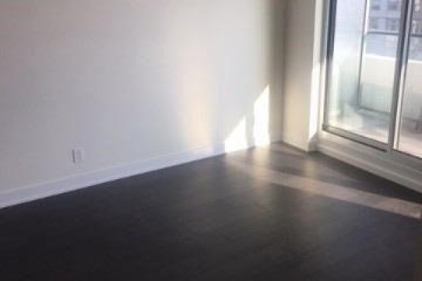 1807 - 2221 Yonge Street E, Toronto, ON M4S2B4 Photo 5