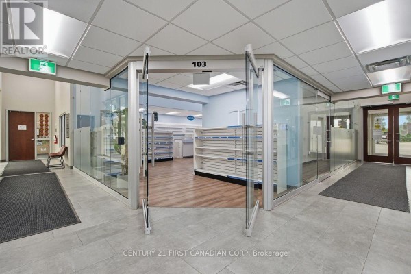 1807 Wonderland Road N, London North, ON, photo 2