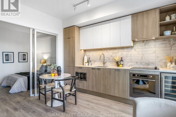 1812 - 2020 Bathurst Street, Toronto, ON M5P0A6 Photo 4