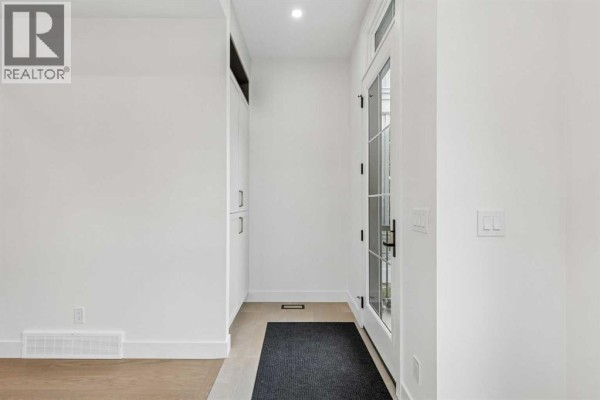 2pc Bathroom - 1812 19 Avenue Nw, Calgary, AB T2M1B5 Photo 4
