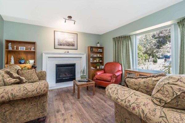 18156 Claytonwood Crescent, Surrey, BC V3S7T5 Photo 4