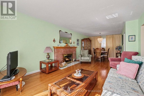 Living room - 1817 Gilbert Avenue, Ottawa, ON K2C1A5 Photo 4