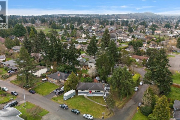 1819 Dunnett Cres, Saanich, BC, photo 2