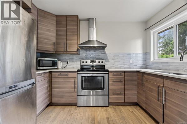 1819 Dunnett Cres, Saanich, BC, photo 3