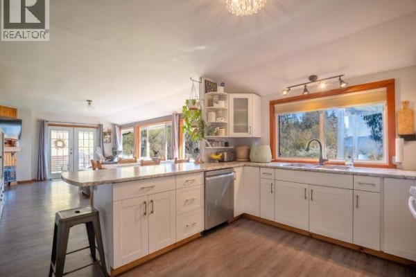 1819 Roberts Road, Powell River, BC, photo 3