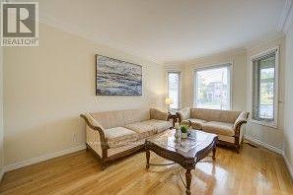 Living room - 182 Finch Avenue E, Toronto, ON M2N4R9 Photo 4
