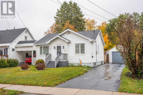 Living room - 182 Lake St, Sault Ste  Marie, ON P6A4B1 Photo 3