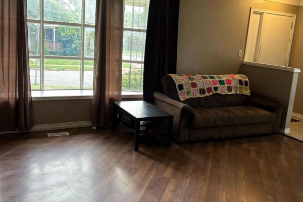 182 York Street E, St  Catharines, ON L2R6G2 Photo 4