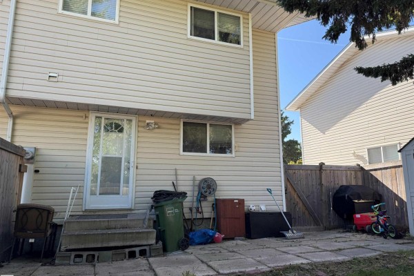 Primary Bedroom - 18207 74 Av Nw, Edmonton, AB T5T2G6 Photo 4